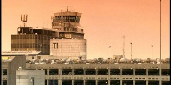 دانلود مستند وحشت روی باند فرودگاه از مجموعه پیام اضطراری