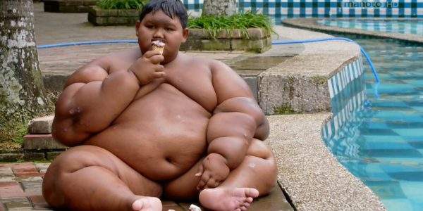 دانلود مستند چاق‌ترین کودک جهان از مجموعه انسان‌های غیرعادی با دوبله شبکه منوتو