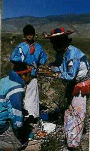شمن سرخپوست مکزیکی در حال انجام مراسمی در بیابان در سال ۱۹۹۸‌