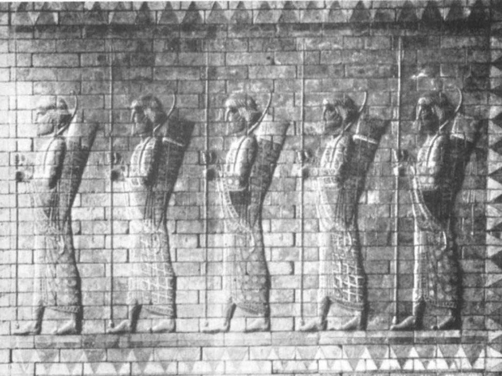 نقش برجسته گارد سلطنتی‌ کمانداران ایران بر روی‌ دیوار آجری‌ کاخ در شوش. هر مرد کمانی‌ خمیده، ترکشی‌ بزرگ و احتمالاً خنجری‌ با خود دارد.