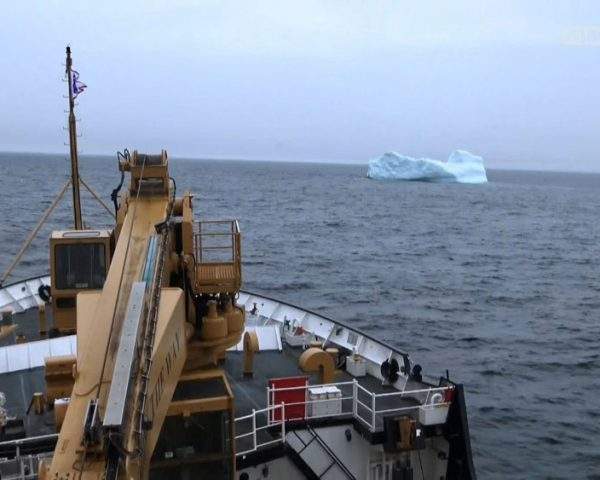 دانلود مستند کوه یخ از مجموعه ابرماشین های دریایی با دوبله شبکه منوتو