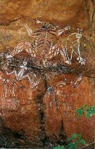 این نقاشی موجود در پارک ملی کاکادو در شمال استرالیا، شکل‌های افسانه‌ای مرد تمساحی و مرد رعد و برق (سمت راست) را نشان می‌دهد که با تراشیدن نعل بزرگ اسب به وسیله تیشه، ایجاد توفان می‌کند.