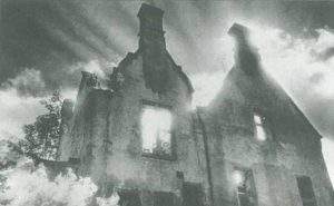 تصویر نمادین یک خانه جن زده